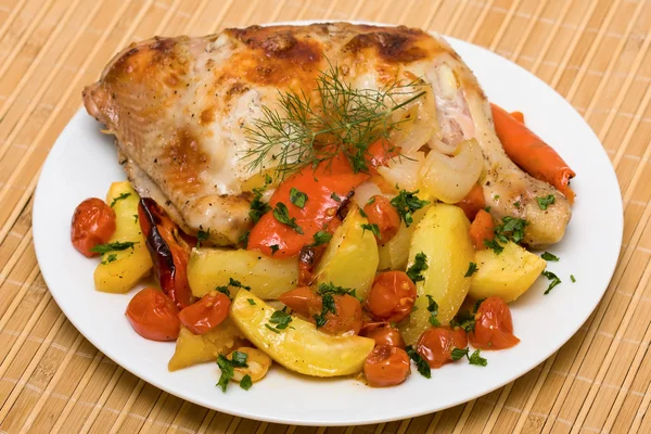 Smażone udka kurczaka z warzywami — Zdjęcie stockowe