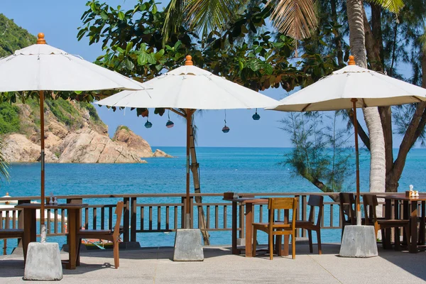 Masa ve sandalyeler güzel Deniz Manzaralı, Tayland. — Stok fotoğraf