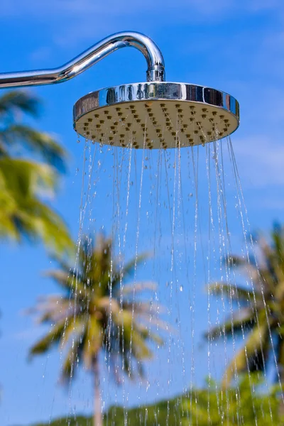 Douche op de achtergrond van de blauwe hemel — Stockfoto