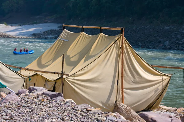 Acampamento no rio Ganges  . — Fotografia de Stock