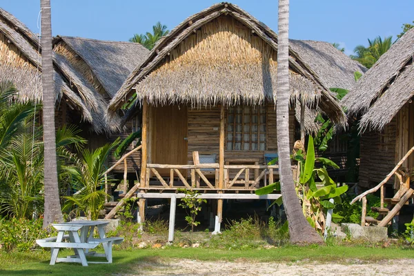 Tropische huis op het strand — Stockfoto