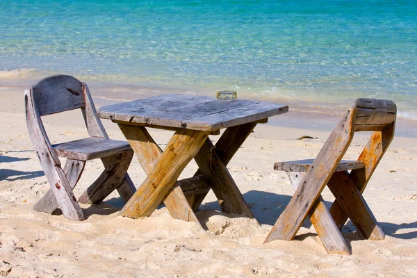 桌子和椅子与美丽的海景，泰国. — 图库照片