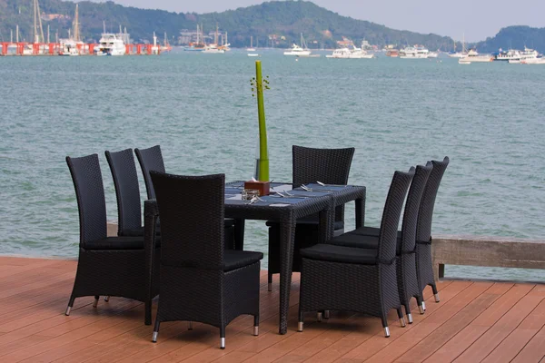 Mesa e cadeiras com uma bela vista para o mar, Tailândia . — Fotografia de Stock