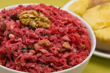 salata pancarı ile kurutulmuş Erik, fındık