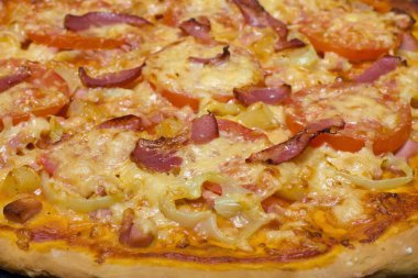 süzme peynir, otlar ve domates pizza