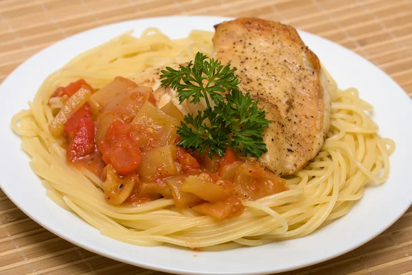 Spaghetti con pollo — Foto Stock