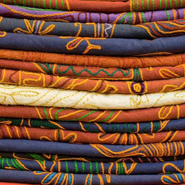 Kupie tkaniny tkaniny na lokalnym rynku w Indiach. — Zdjęcie stockowe
