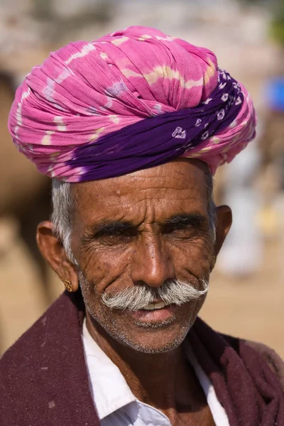 PUSHKAR, INDIA - 18 NOVEMBRE: Un uomo non identificato partecipa al Pushkar Camel Mela il 18 novembre 2012 a Pushkar, Rajasthan, India. Questa fiera è la più grande fiera commerciale di cammelli del mondo . — Foto Stock