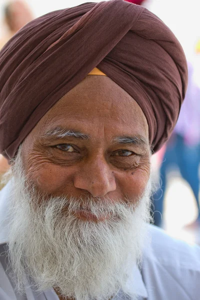 AMRITSAR, INDIA - 19 DE OCTUBRE: Sikh no identificado visitando el Templo Dorado el 19 de octubre de 2012 en Amritsar, Punjab, India. Los peregrinos sij viajan desde toda la India para orar en este lugar sagrado . — Foto de Stock