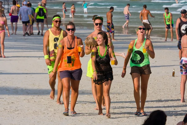 Strand voordat de full moon party in eiland koh phangan, thailand — Stockfoto