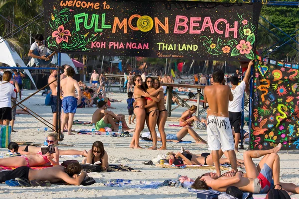 Plage avant la fête de la pleine lune à l'île de Koh Phangan, Thaïlande — Photo