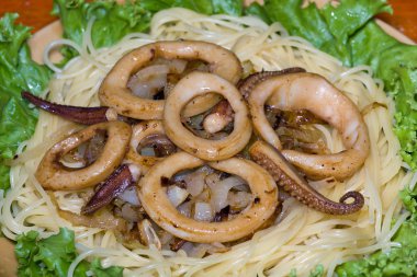 mürekkep balığı spagetti