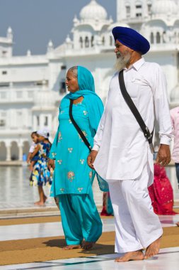 Amritsar, Hindistan - 18 Ekim: tanımlanamayan Sih ve kadınlar 18 Ekim 2012 amritsar, Pencap, Hindistan altın tapınağı ziyaret etti. Sih hacıların kutsal bu sitede dua etmek tüm seyahat.