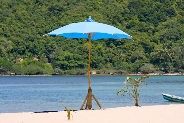 Guarda-chuva na praia em Koh Phangan, Tailândia . — Fotografia de Stock