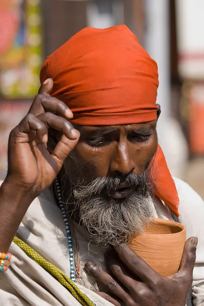 DELHI, INDIA - 16 DE OCTUBRE: Un sadhu no identificado en un camino en el centro de Delhi pidiendo dinero el 16 de octubre de 2012 en Delhi, India . — Foto de Stock