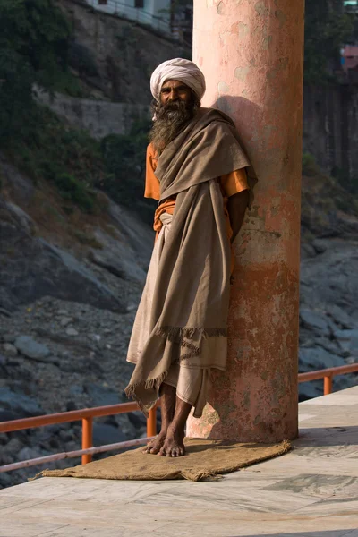 RISHIKESH, ÍNDIA - OUTUBRO 26: Um sadhu não identificado está no ghat ao longo do rio Ganges em 26 de outubro de 2012 em Rishikesh, Índia. Turismo tem atraído muitos sadhus falso alegado para Rishikesh — Fotografia de Stock