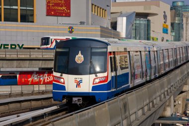 Bangkok - 27 Şubat: bts skytrain geçer sukhumvit road üzerinde yükseltilmiş raylar üzerinde 27 Şubat 2012 tarihinde bangkok, Tayland. Her tren toplu taşıma demiryolu ağının 1000 passe taşıyabilir