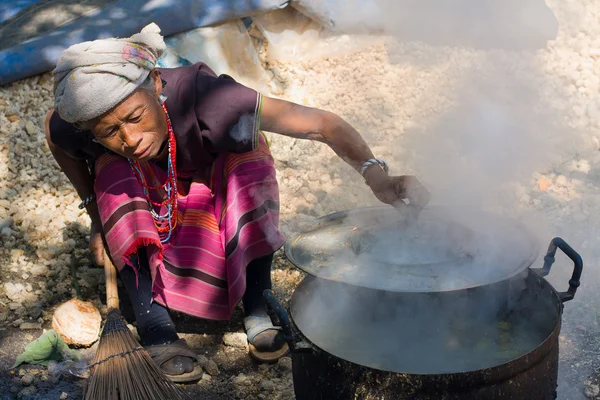 MAE HONG SON - NOVEMBER 12: Unidentified woman Lahu tribe is cooking Nov 12, 2011 in Mae Hong Son, Thailand. The Lahu tribe that came from Tibetan has settled in Thailand not long ago. — Stock Photo, Image