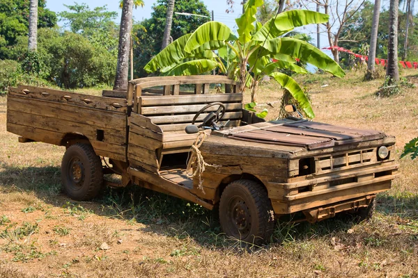 Velho carro de madeira na selva. Tailândia  . — Fotografia de Stock