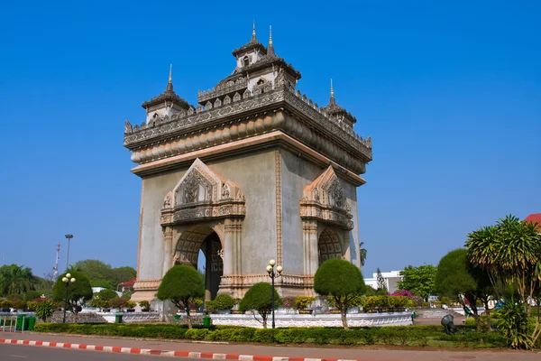 Památník Patuxai v hlavním městě Vientiane v Laosu — Stock fotografie