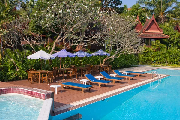 Tropical swimming pool in Thailand — Stock Photo, Image