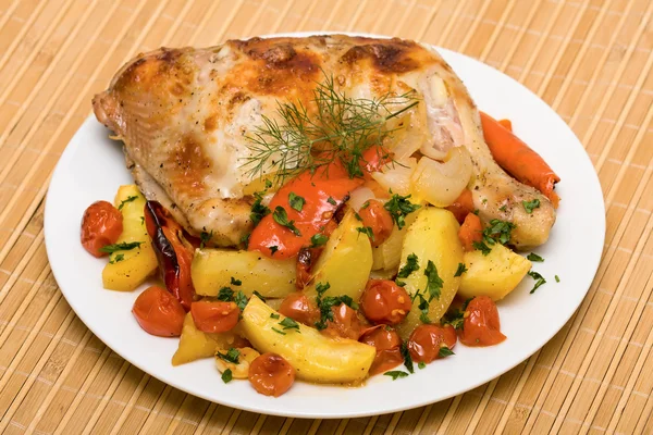 Pernas de frango fritas com legumes — Fotografia de Stock