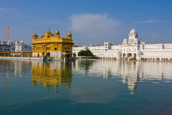 AMRITSAR, INDIA - OCTOBER 19: Sikh pilgrims in the Golden Temple during celebration day in October 19, 2012 in Amritsar, Punjab, India. Harmandir Sahib is the holiest pilgrim site for the Sikhs. — Stock Photo, Image