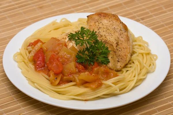 Spaghetti mit Huhn — Stockfoto