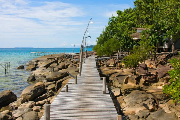 Ponte di legno sulla costa dell'isola di Kood in Thailandia — Foto Stock