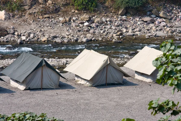 Camp am Ufer des Ganges River. Indien. — Stockfoto