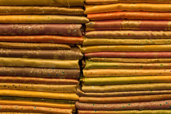 Tas de tissus dans un marché local en Inde . — Photo