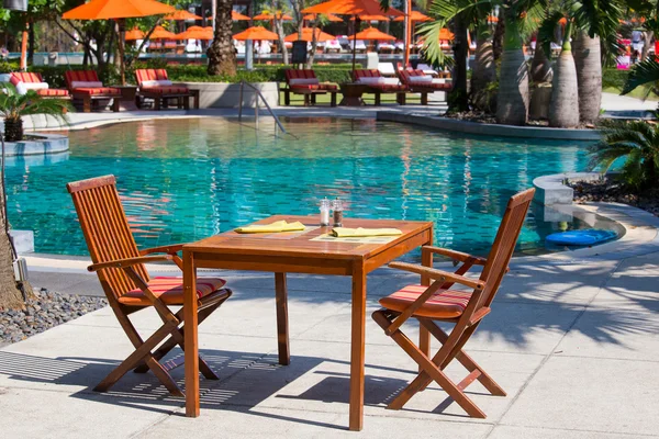 Stůl a židle vedle bazénu, Thajsko — Stock fotografie