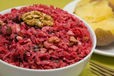 salata pancarı ile kurutulmuş Erik, fındık
