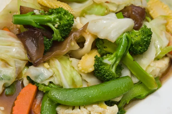 Салат из брокколи с морковью и грибами — стоковое фото