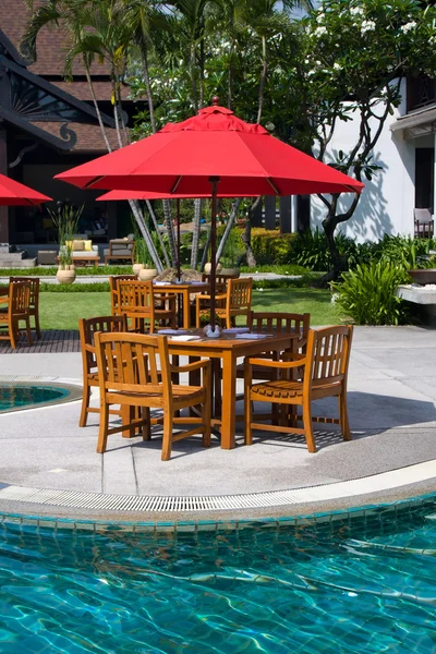 Mesa e cadeiras ao lado da piscina, Tailândia — Fotografia de Stock