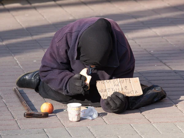 Een niet-geïdentificeerde dakloze vrouw in kiev, Oekraïne — Stockfoto