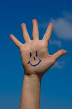 Mavi gökyüzü arka plan üzerinde bir gülümseme ile el