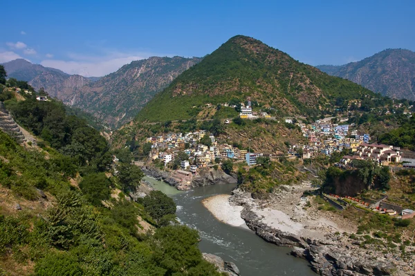 Devprayag son prayag alaknanda Nehri ve bu noktadan itibaren alaknanda ve bhagirathi Nehri izdiham ganga bilinir. Uttarakhand, Hindistan. — Stok fotoğraf