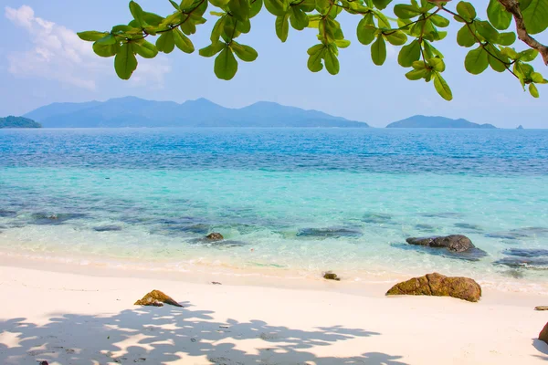 Praia bonita e mar tropical, Tailândia . — Fotografia de Stock