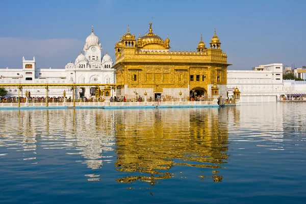 AMRITSAR, INDIA - 19 DE OCTUBRE: Peregrinos sikh en el Templo Dorado durante el día de celebración del 19 de octubre de 2012 en Amritsar, Punjab, India. Harmandir Sahib es el lugar de peregrinación más sagrado para los sijs . — Foto de Stock