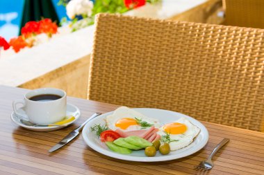 havuz kenarında Kahvaltı