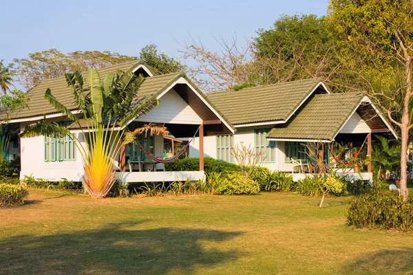 Dom w pięknej tropikalnej plaży — Zdjęcie stockowe