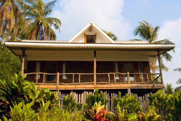Красивий тропічний пляжний будинок — стокове фото
