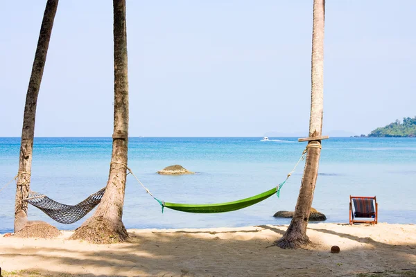 Zee, strand, jungle en hangmat - vakantie achtergrond — Stockfoto