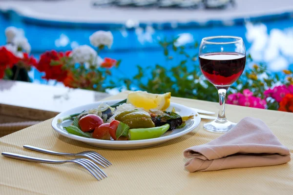 Jantar junto à piscina — Fotografia de Stock