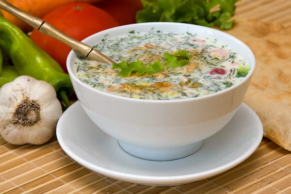 Russische kalte Suppe - okroshka — Stockfoto