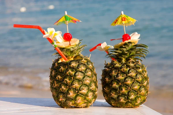 Two tropical cocktails on the beach — Stock Photo, Image