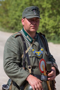 Kiev, Ukrayna-11 Mayıs: kırmızı yıldız Tarih Kulübü'nün tarihsel reenactment 11 Mayıs 2013 Kiev, Ukrayna-ikinci dünya savaşının, sırasında tarihi Alman üniforması giyiyor