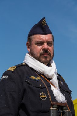 Kiev, Ukrayna-11 Mayıs: kırmızı yıldız Tarih Kulübü'nün tarihsel reenactment 11 Mayıs 2013 Kiev, Ukrayna-ikinci dünya savaşının, sırasında tarihsel Fransız Hava Kuvvetleri üniforması giyiyor