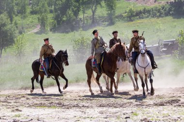 Kiev, Ukrayna - 11 Mayıs: kırmızı yıldız tarihi club üyeleri savaşının üzerinde Mayıs 11, Kiev, Ukrayna 20113 tarihsel canlandırma sırasında tarihsel Sovyet üniforma giymek